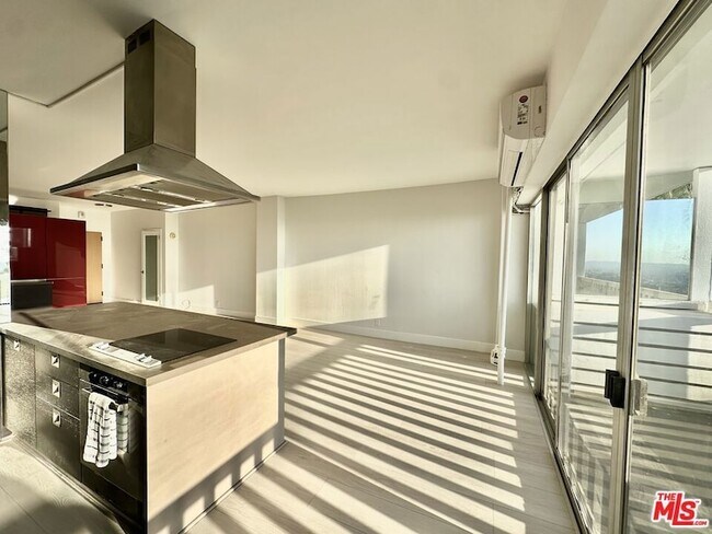 Foto del edificio - 999 N Doheny Dr