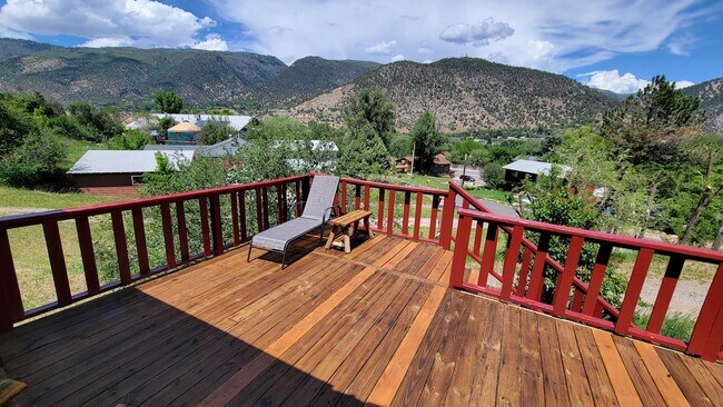 Foto del edificio - 719 Red Mountain Dr