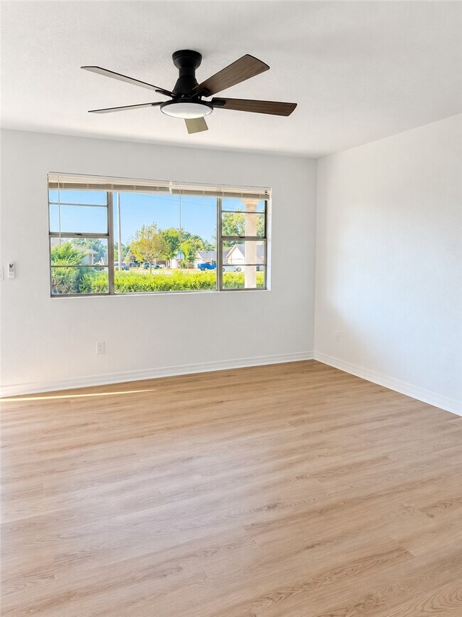 Building Photo - 1325 W Price Ln