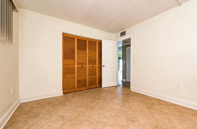 Foto del edificio - 2711 N Halifax Ave