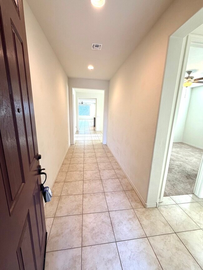Foto del edificio - Beautiful 4BR/3BA single-story home in Harvest Queen Creek! Built in 2021 with 2,306 SF, den, che...