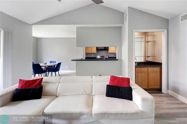 Building Photo - 711 Riverside Dr