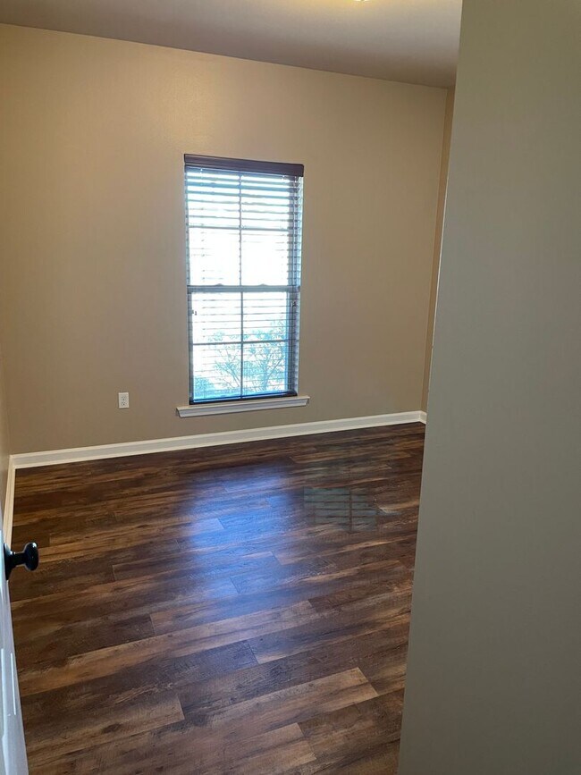 Building Photo - Move In Ready Rental in Gonzales!