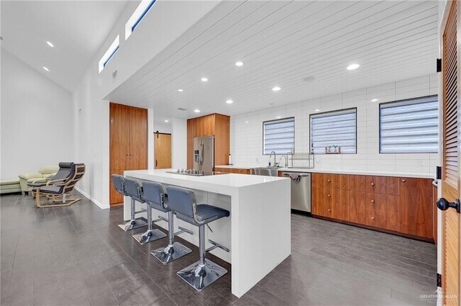 Foto del edificio - 2411 W Holland Ave