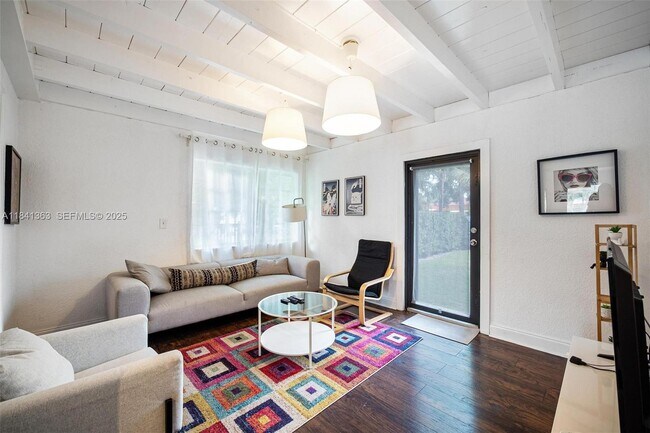 Foto del edificio - 243 NW 44th St