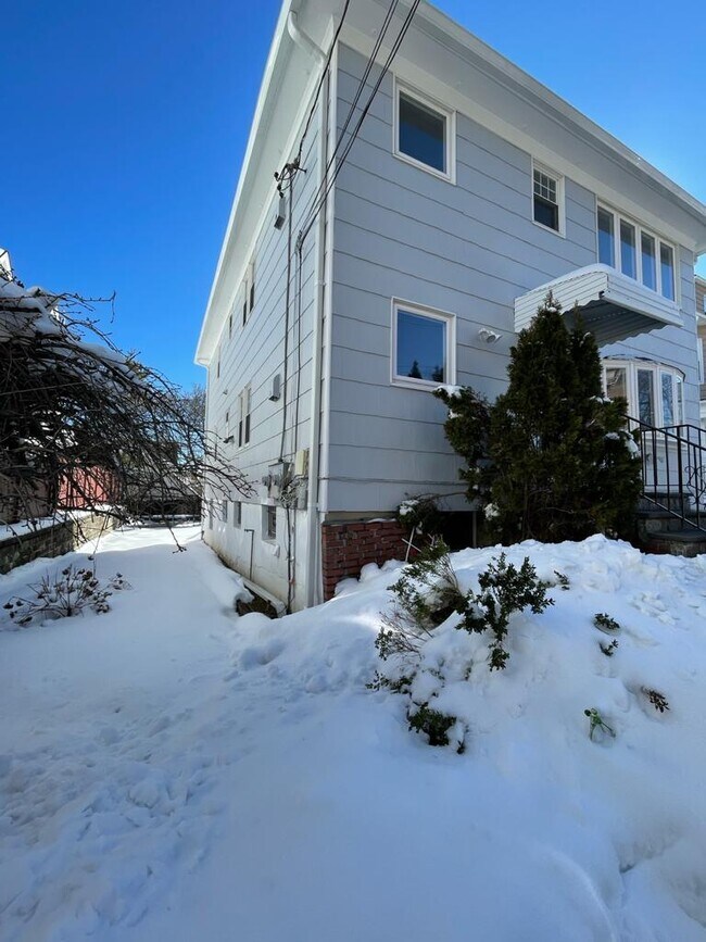 Building Photo - 538 Pelham Rd