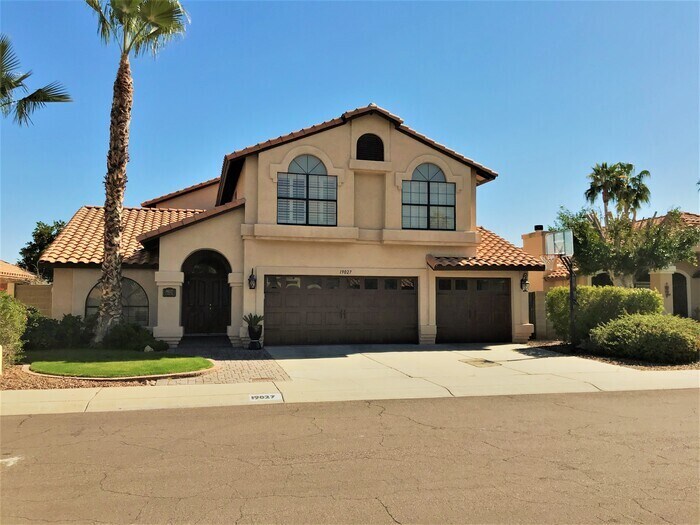 Foto principal - Beautiful 4Bd x 2.5Bath w/ HUGE Backyard &...