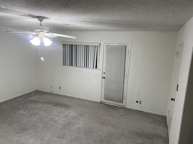 Spacious rooms - 249 W Sample Ave