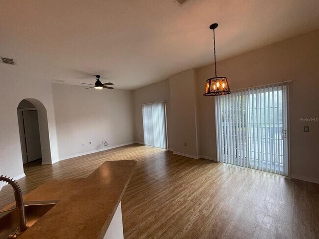 Foto del edificio - 6440 S Goldenrod Rd