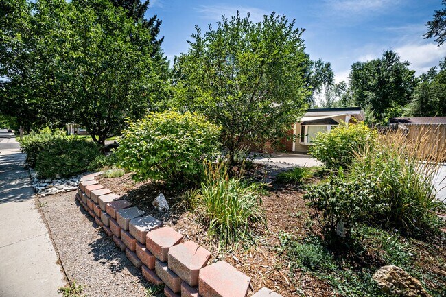 Building Photo - Beautifully Updated 3 Bedroom 2 Bathroom C...