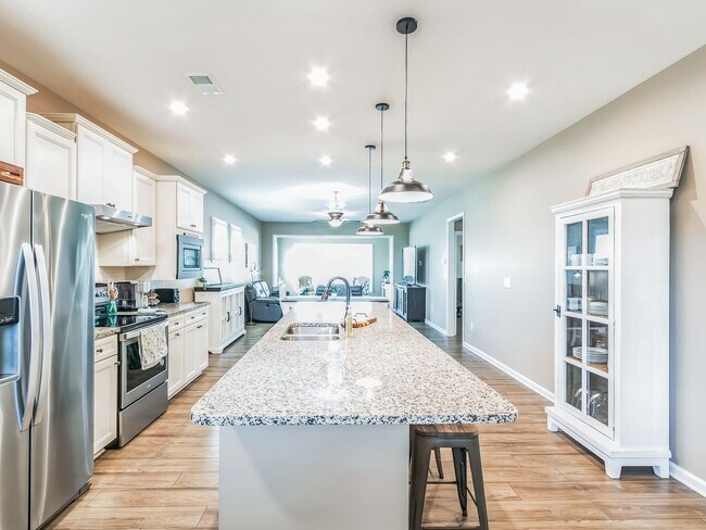 Building Photo - 2 Bed/2 Bath 55+ Resort Style Community in...
