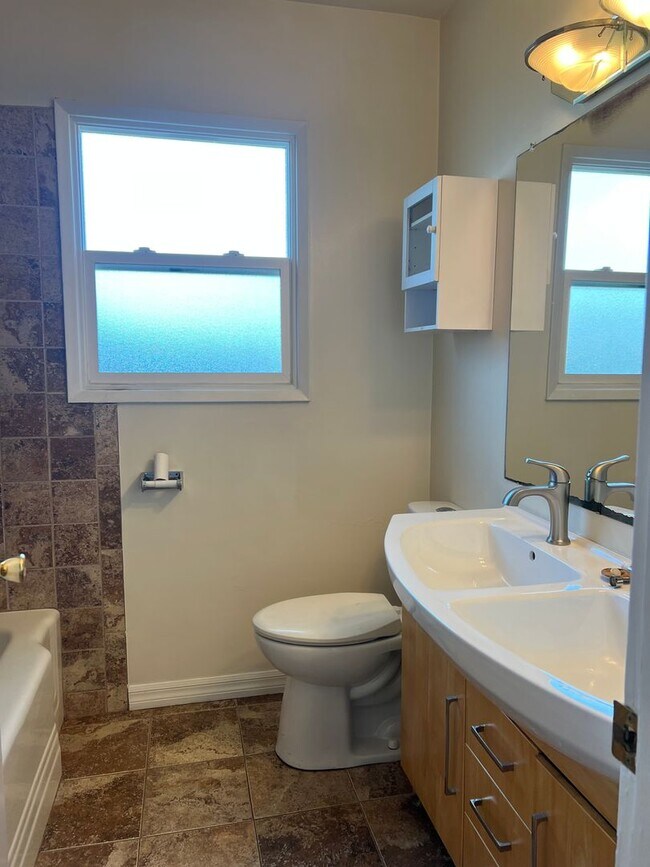 Building Photo - 3 bedroom house for rent