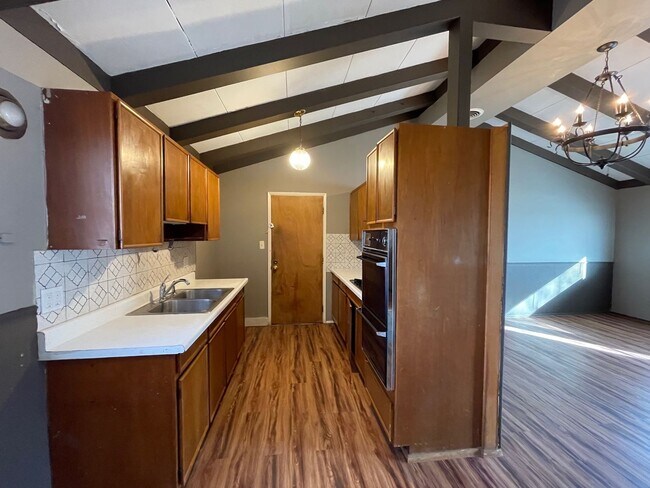 Building Photo - Beautiful 3 bedroom 1.5 bath in Lawndale