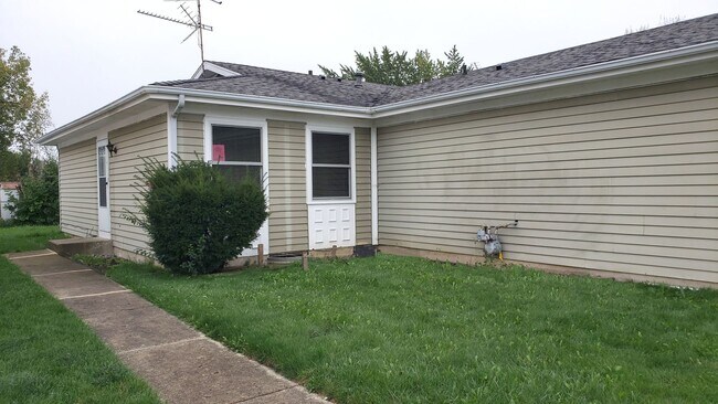 Building Photo - 119 Golden Dr