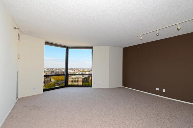 Building Photo - 1000 N La Salle Dr
