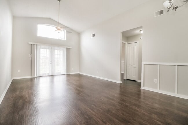 Building Photo - 2630 Delcrest Dr