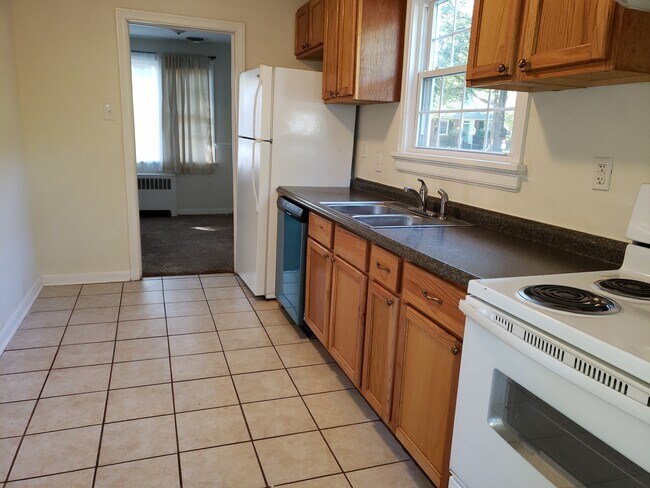 Nice kitchen with dishwasher! - 3523 Edgewood Ave