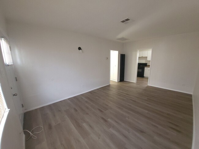 Foto del edificio - AFFORDABLE DUPLEX JUST EAST OF DOWNTOWN!!