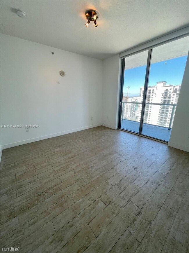 Foto del edificio - 2 br, 2 bath Condo - 1111 SW 1st Ave Apt 3...