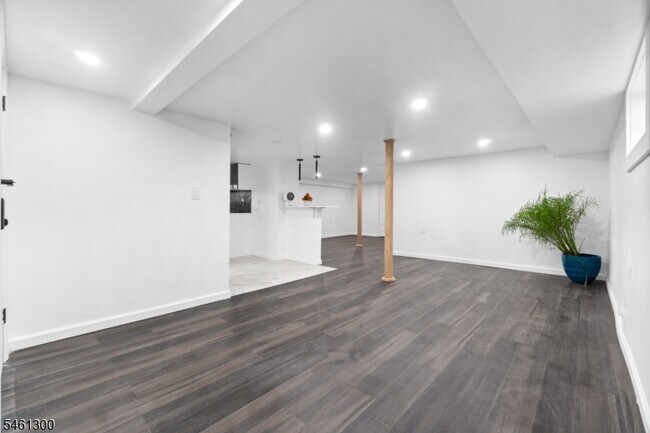 Building Photo - 656 Park Ave