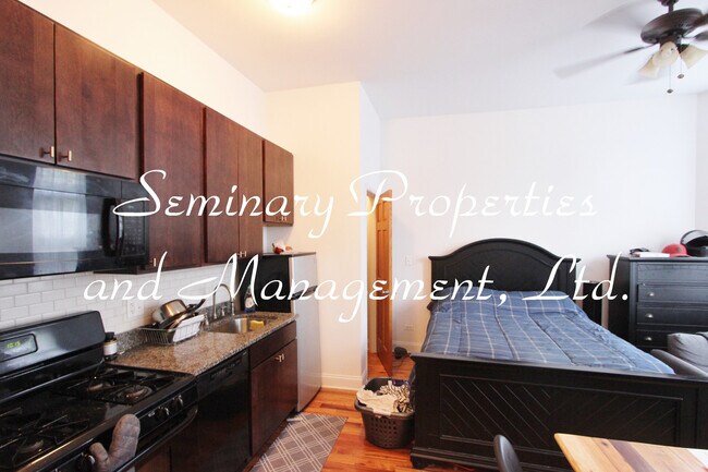 Foto del edificio - Bright and sunny rehabbed studio apartment with dishwasher  near the brown line and METRA