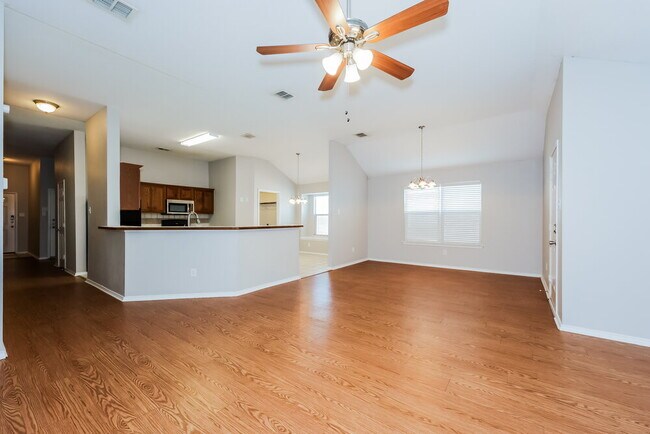 Foto del edificio - 3020 Meadowbrook Dr