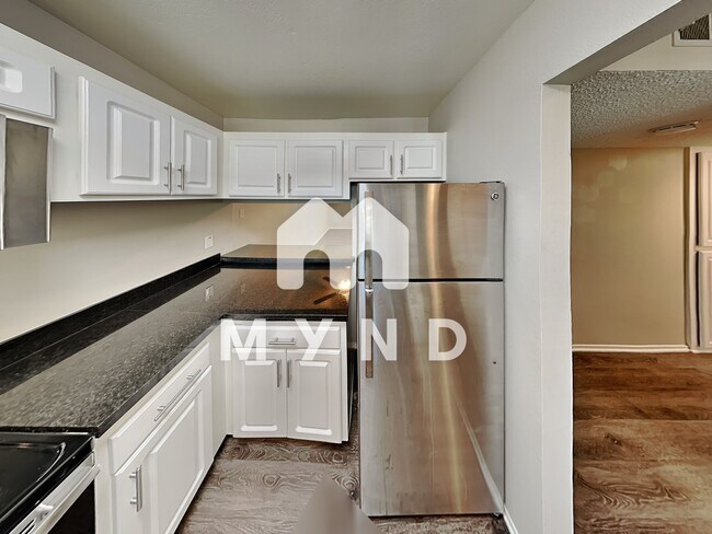 Building Photo - 6500 Country Club Dr Apt 16