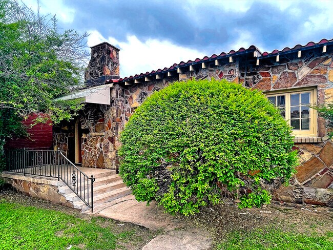 Building Photo - 106 E Kaufman St