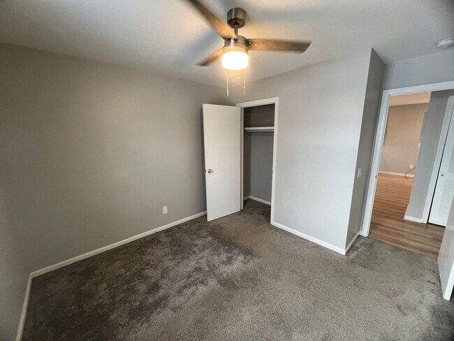 Building Photo - Modern 2-Bedroom Apartment with Washer & Dryer!