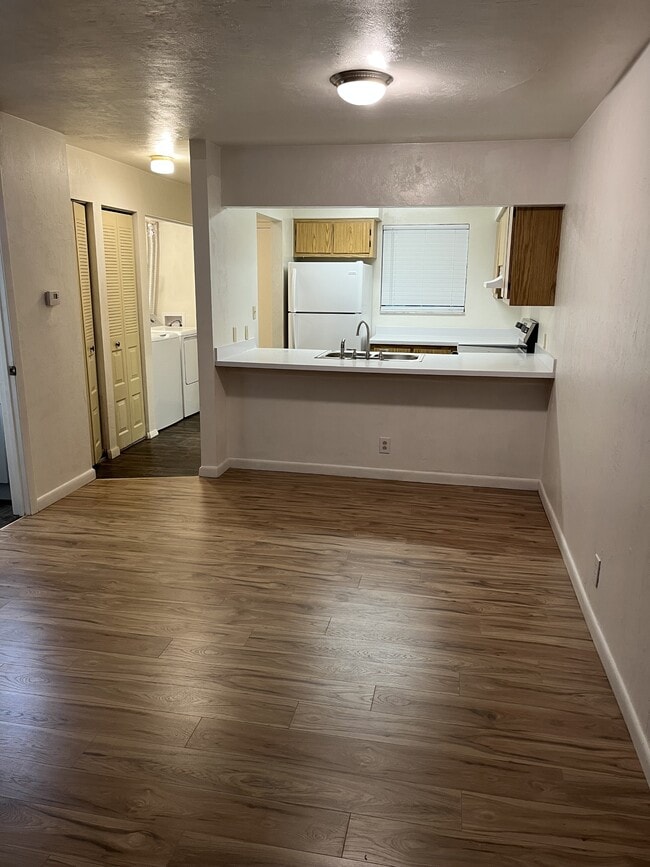 Building Photo - 2560 SW 31st Pl