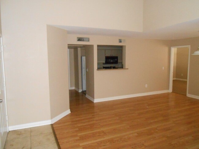 Foto del edificio - Spacious 2nd Floor Condo in Gated Communit...