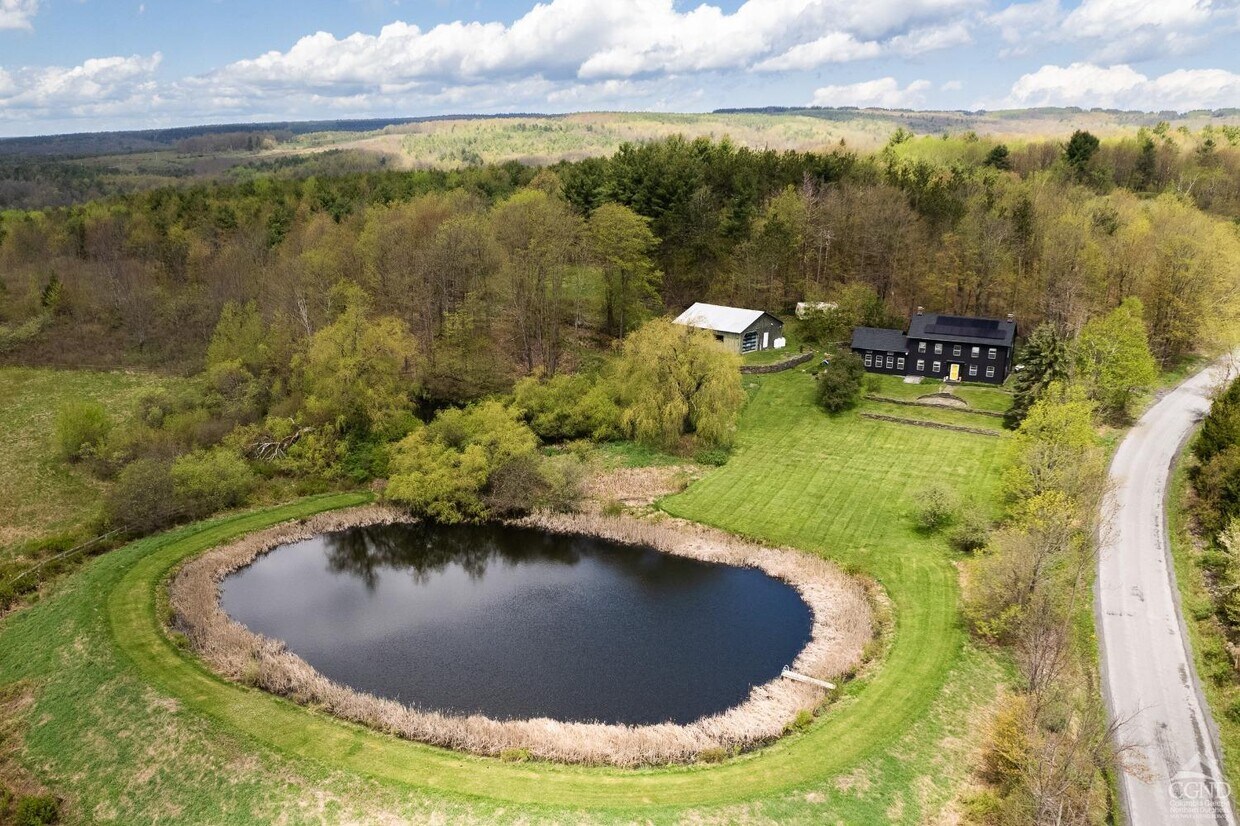 Foto principal - 483 Travis Hill Rd