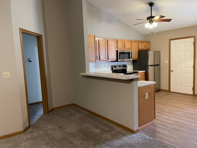 Building Photo - Beautiful 2 bedroom 2 bath duplex with 2 c...