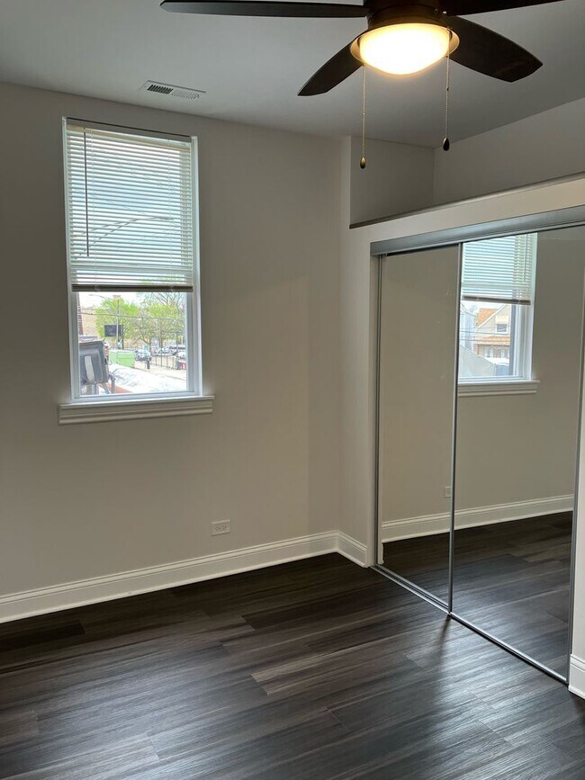 Foto del edificio - 4176 W Montrose Ave