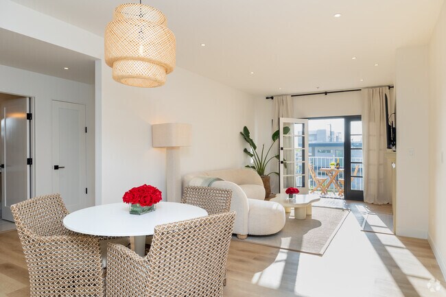 3 habitaciones, 3 baños, 140 metros cuadrados, comedor y sala de estar - Plymouth Apartments