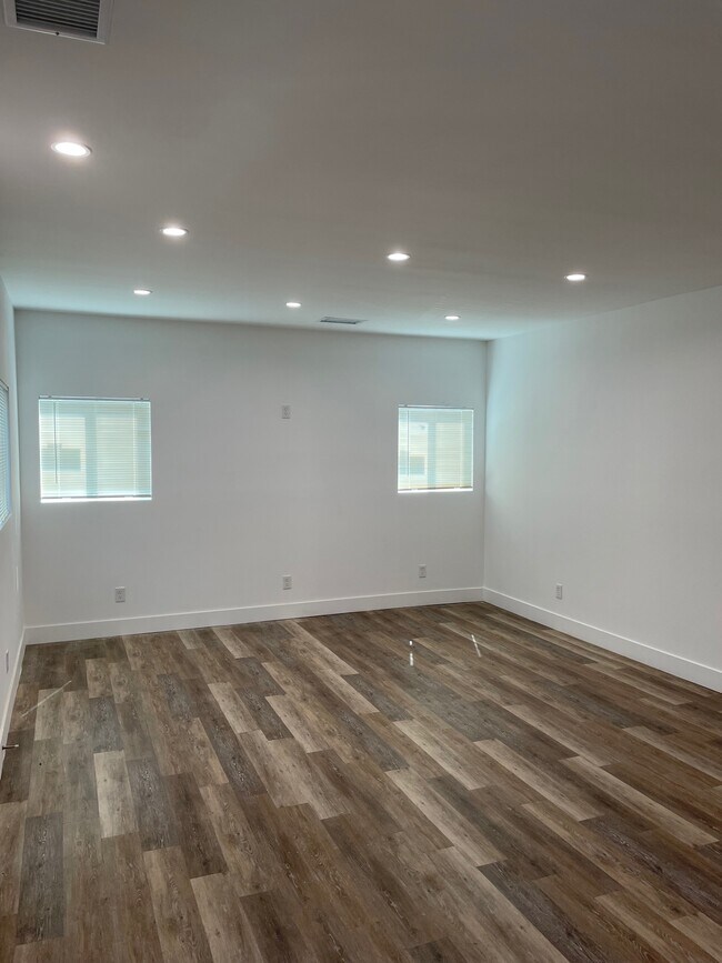Sala de estar 2 - 143 N Barranca Ave