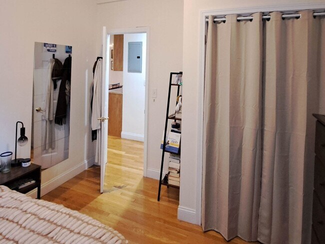 Building Photo - 143 Hillside St