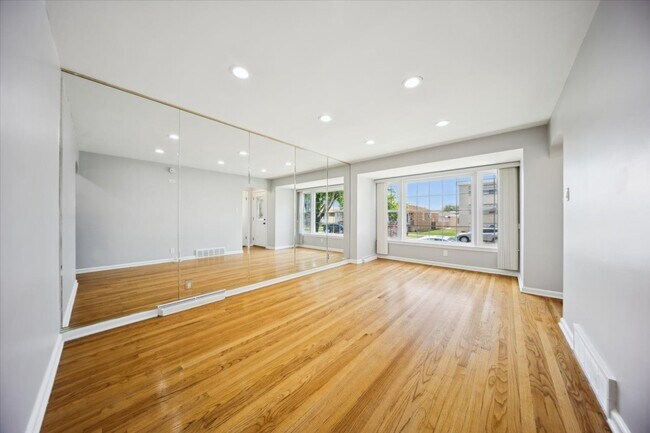 Foto del edificio - 6039 S Narragansett Ave