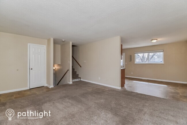 Foto del edificio - 1303 Rushmore Dr