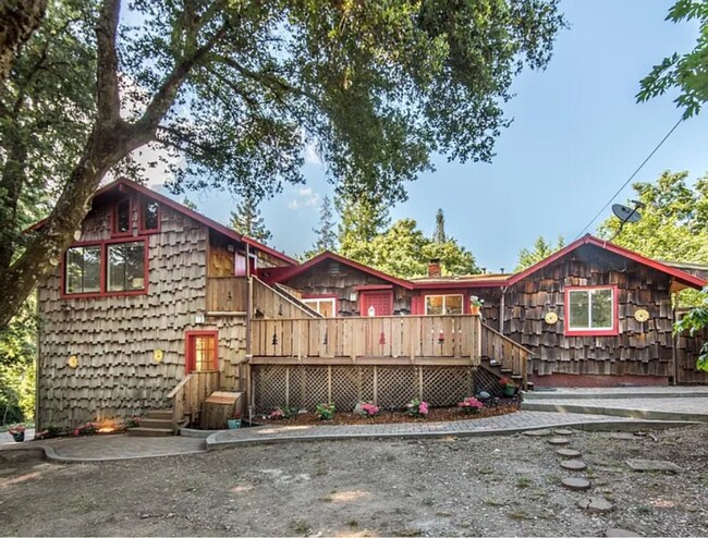 Foto del edificio - Beautiful 4 Bed 2 Bath Home On Over 1/2 An Acre | Redwood Estates