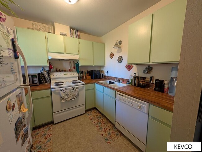 Building Photo - Top Floor Condo in Campus West!