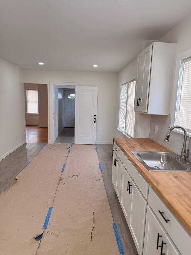 Building Photo - Oakland-Akron