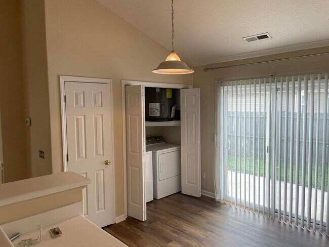 Foto del edificio - 3BR Home with Fenced Yard & Community Pool...