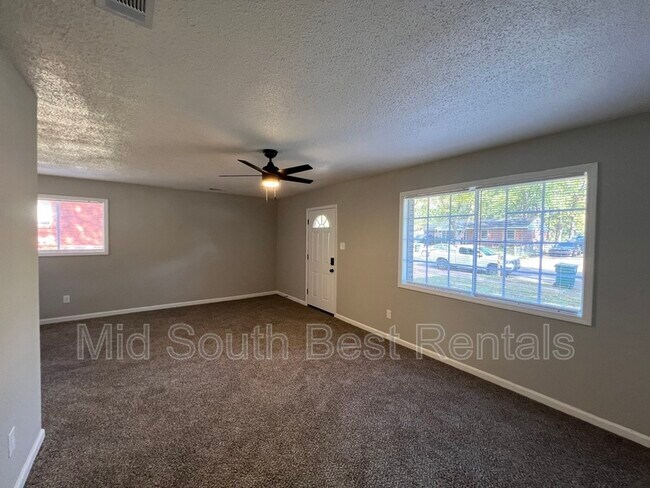 Building Photo - 3369 Justine St