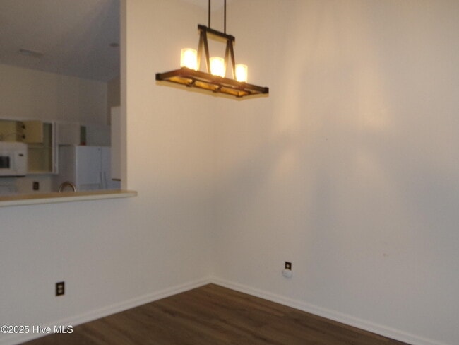 Building Photo - 127 Village Ct