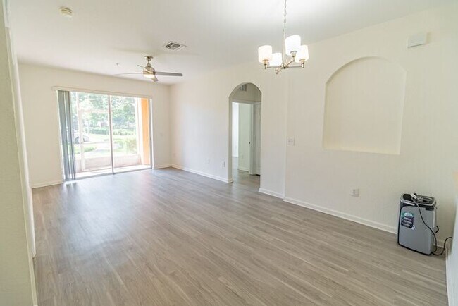 Building Photo - Spacious 3/2 Condo with a Screened Patio i...