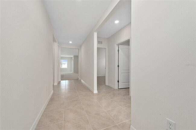 Building Photo - 804 Silver Palm Dr