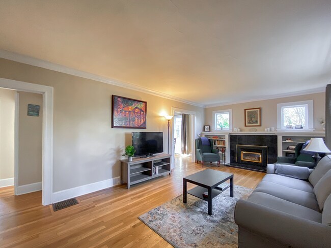 Building Photo - Lovely 4 Bedroom Furnished Home SW Portland