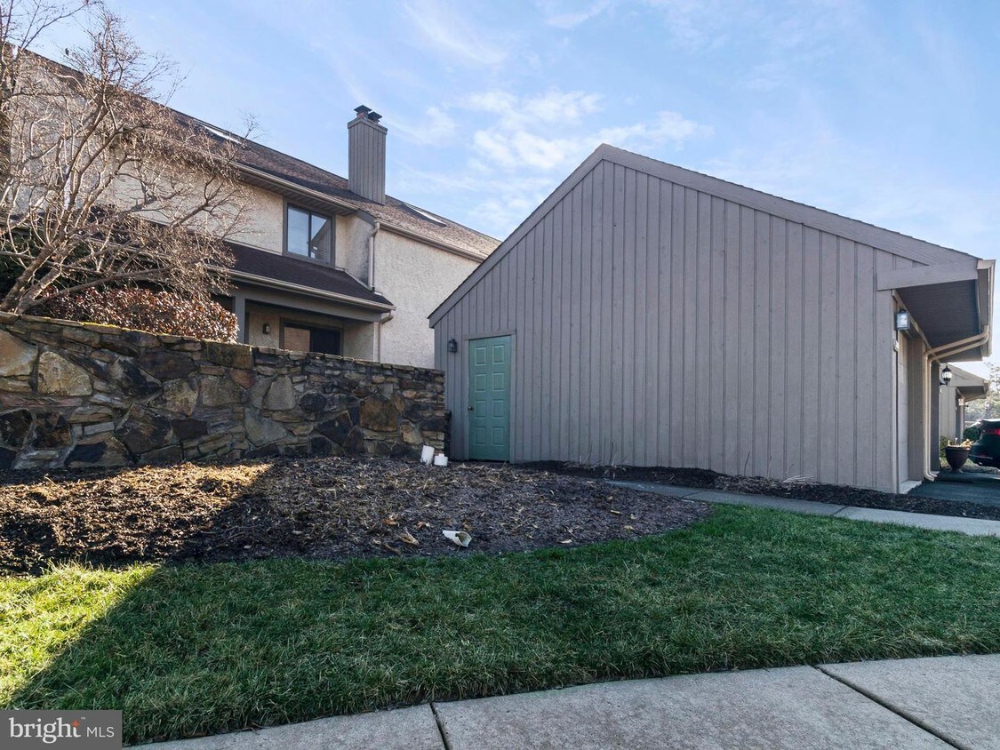 Primary Photo - 240 Clover Hill Ct