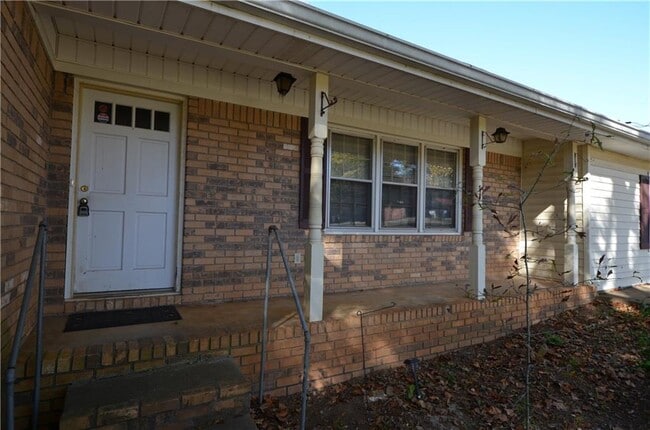 Building Photo - 180 Bruce Ct